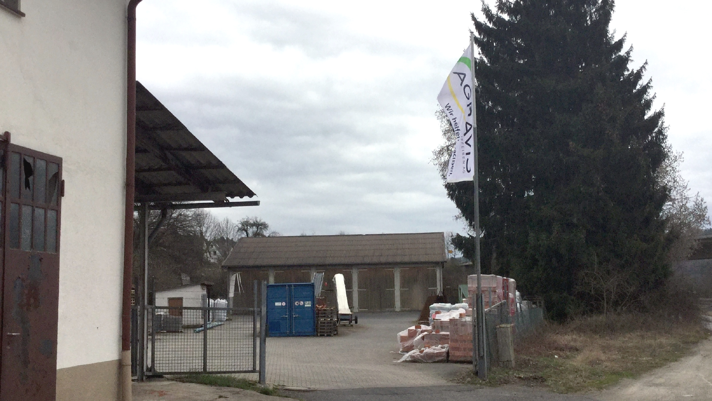 Einfahrt zum Standort Körle mit AGRAVIS Fahne im Vordergrund