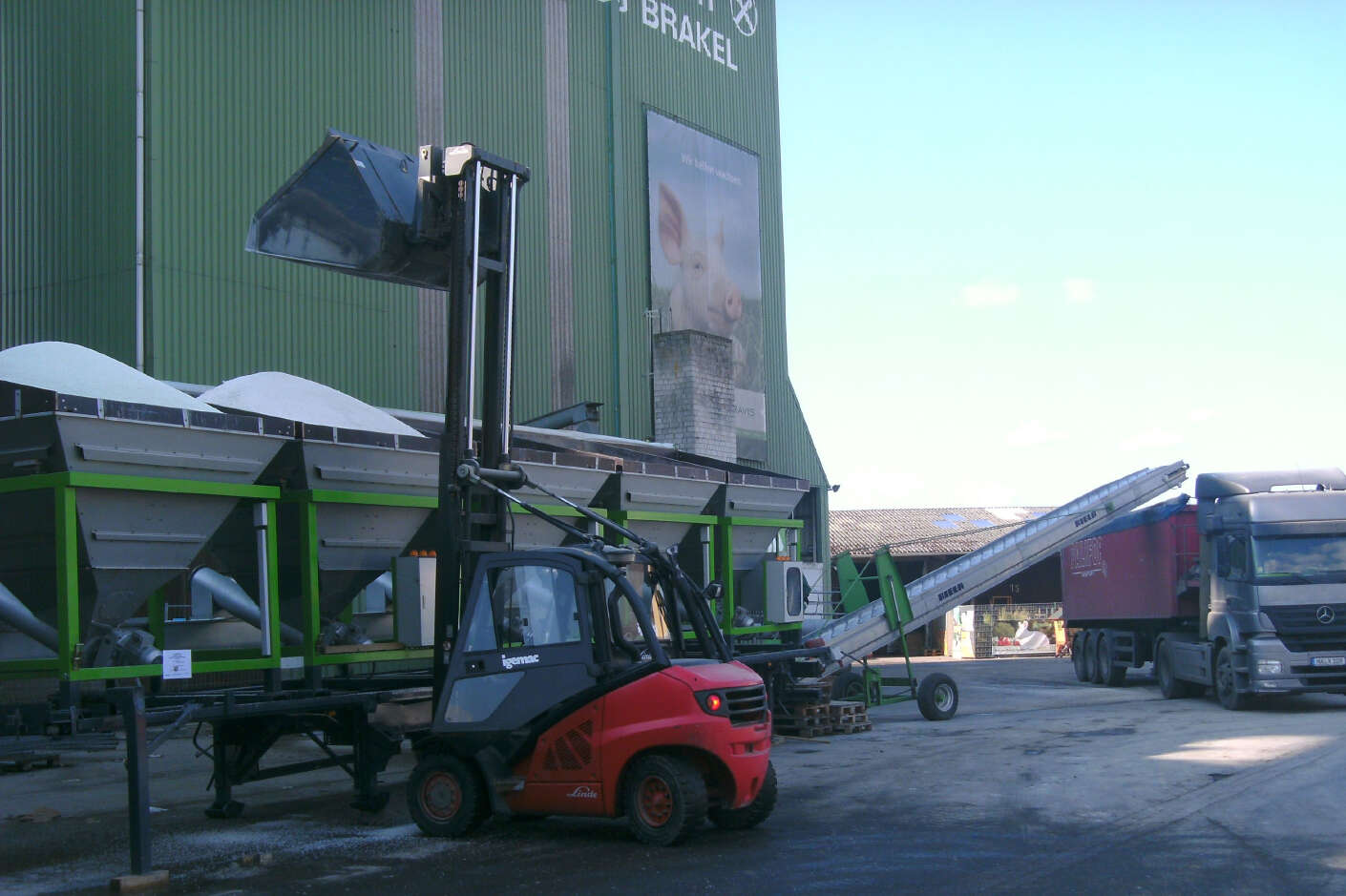 Düngermischanlage in Brakel, Stapler kippt Dünger in die Anlage, LKW läd den Mischdünger